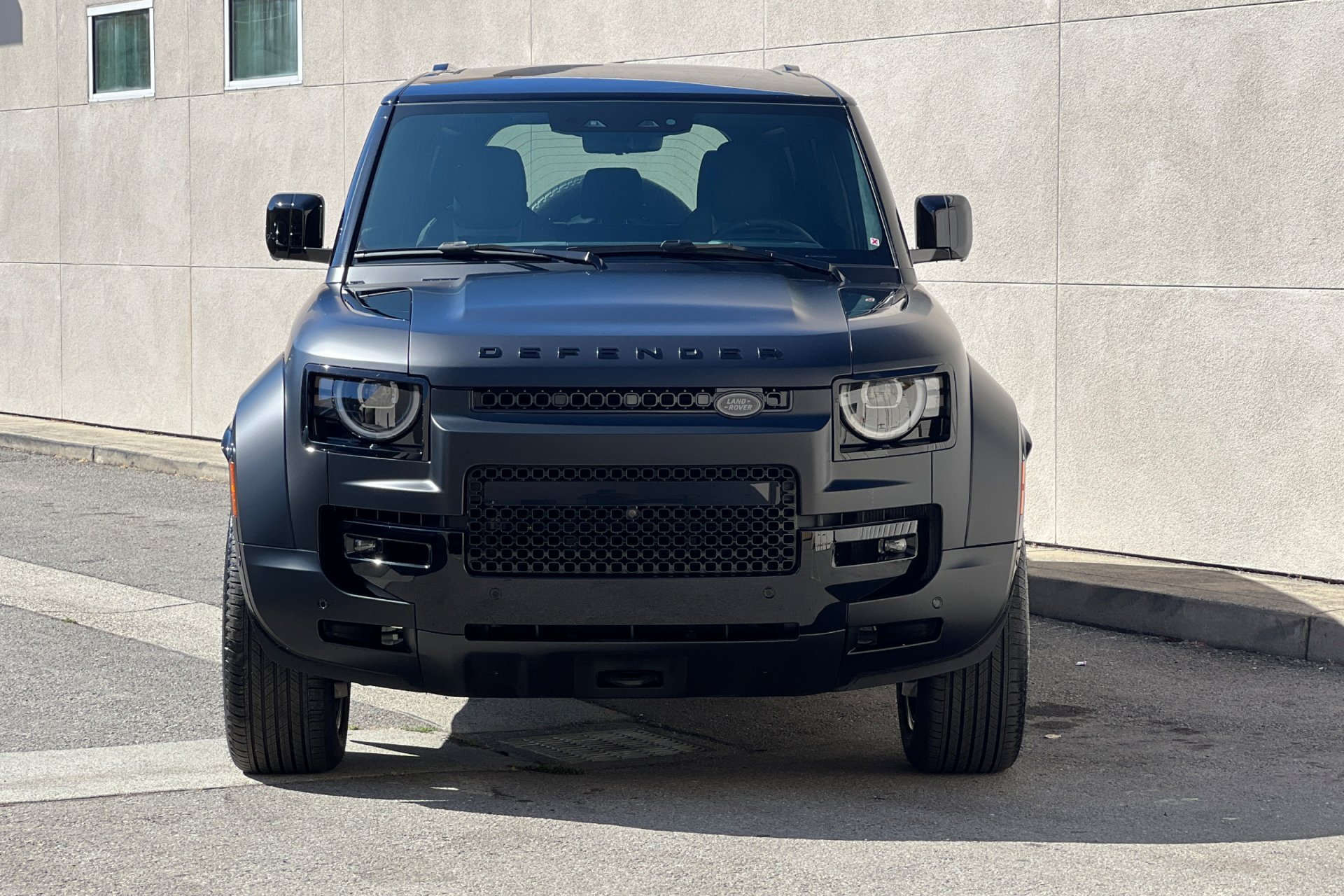 2026 Land Rover Defender OCTA Black - Photo 10