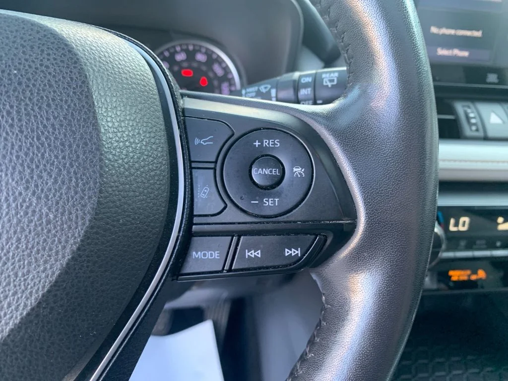 Used 2020  Toyota XLE Premium image 30
