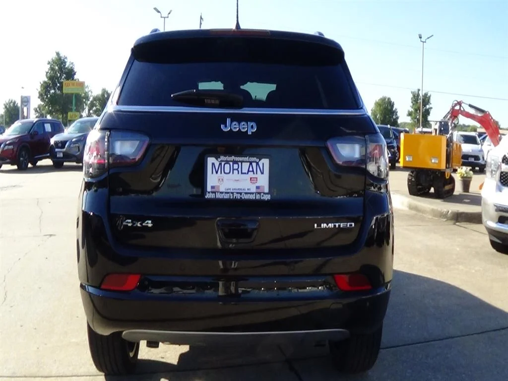 Used 2024 Diamond Black Crystal Pearl Coat (pxj) Jeep Limited image 7