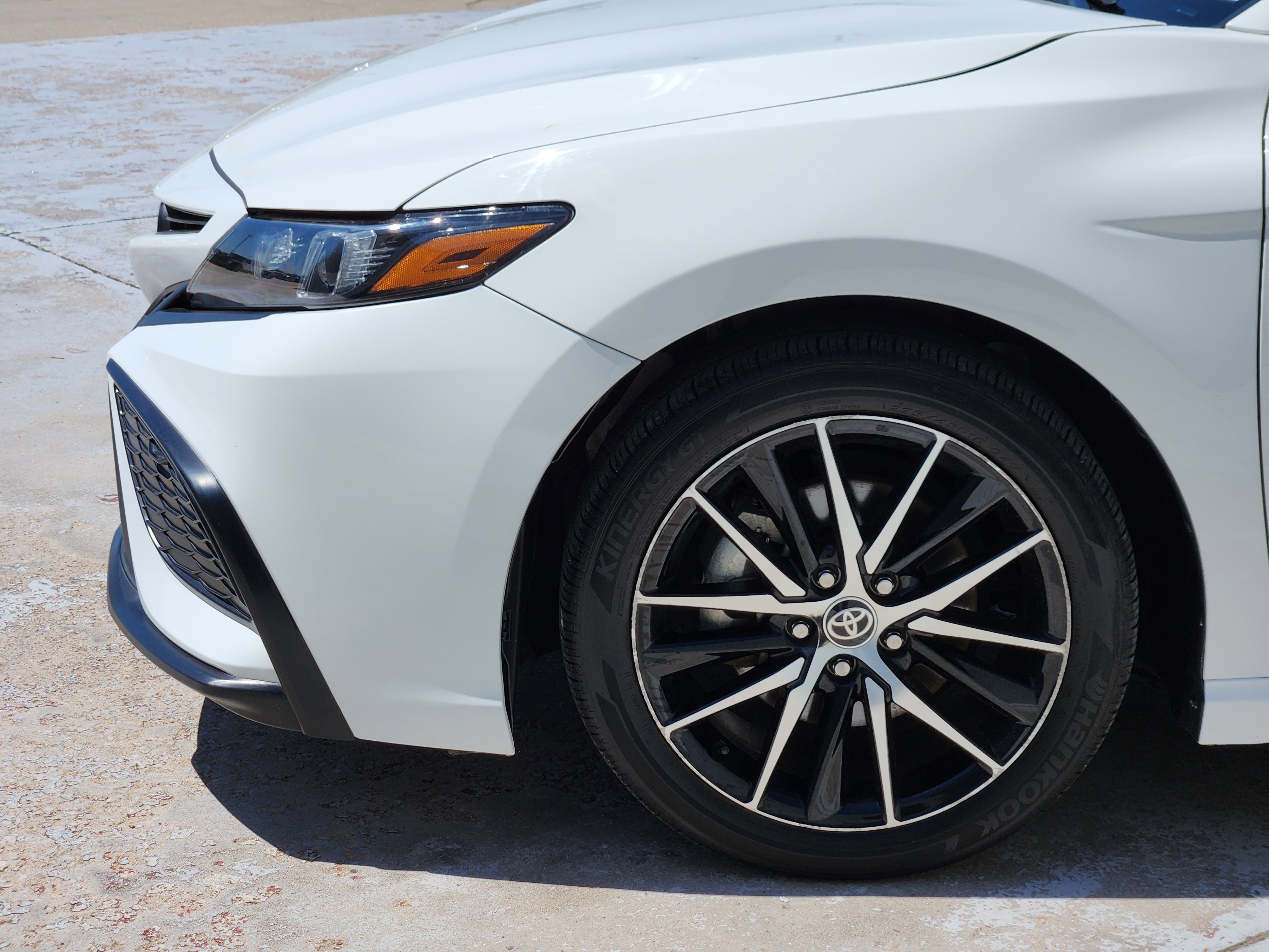 Used 2023 Ice Cap Toyota SE image 9