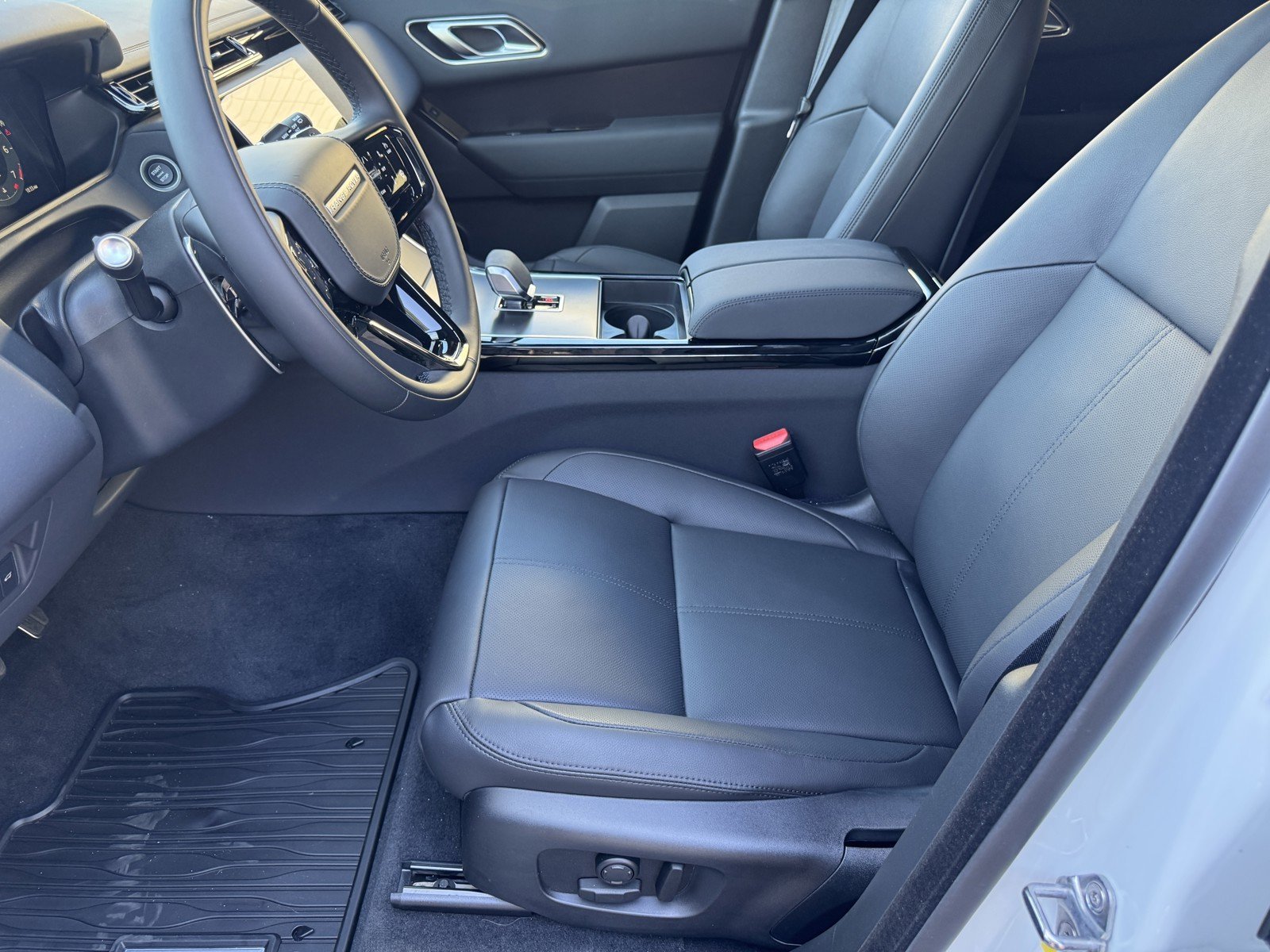 New 2026 Fuji White LAND ROVER Dynamic SE image 14