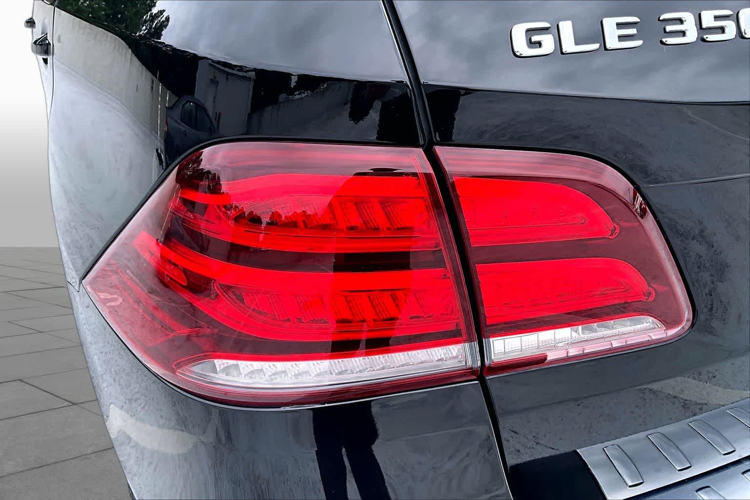 Used 2018 Obsidian Black Metallic Mercedes-Benz GLE 350 image 29