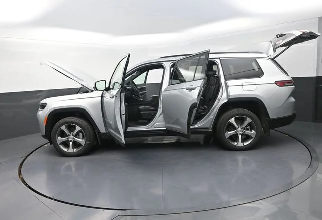New 2026 Silver Zynith Exterior Paint Jeep Limited image 32