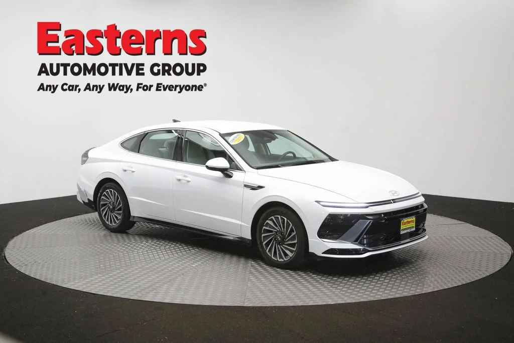 Used 2025 White Hyundai SEL image 48