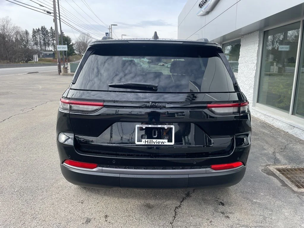 New 2026 Diamond Black Crystal Pearl-Coat Exterior Paint Jeep Altitude image 4