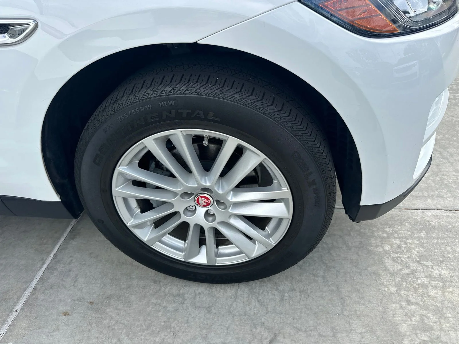 Used 2019 White Jaguar 25t Prestige image 7