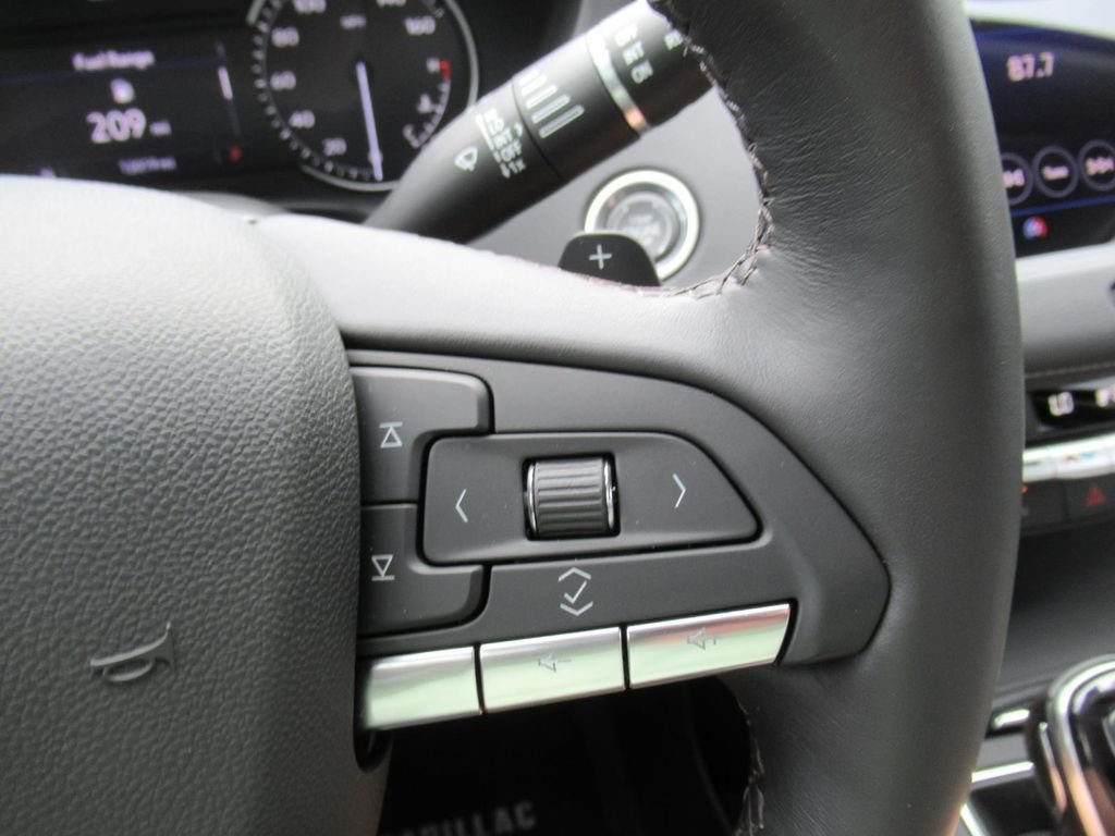 Used 2023  Cadillac Luxury image 23