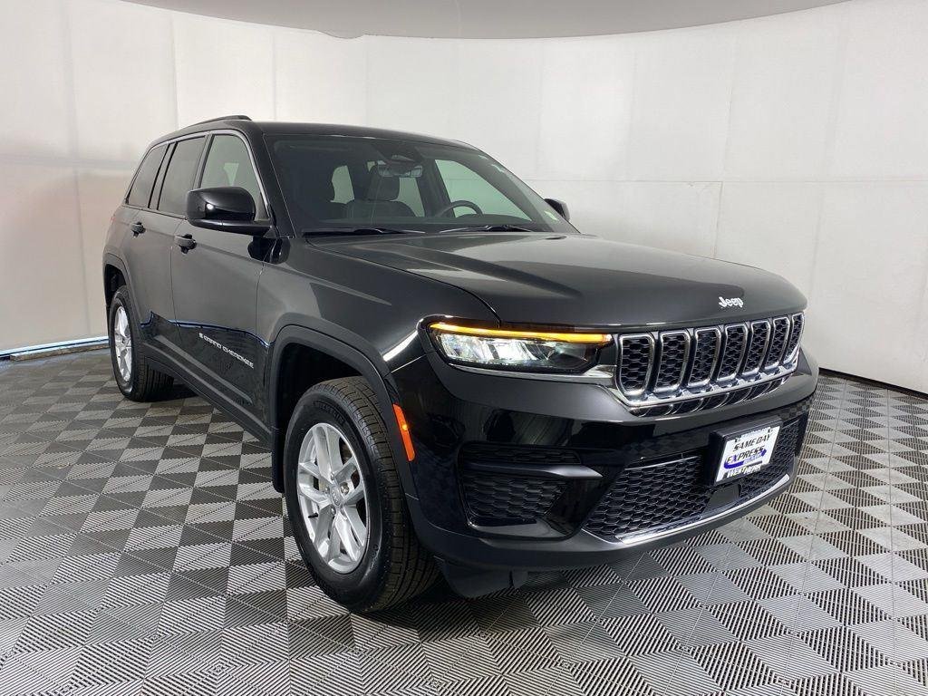 Used 2025 Diamond Black Crystal Pearlcoa Jeep Laredo X image 12