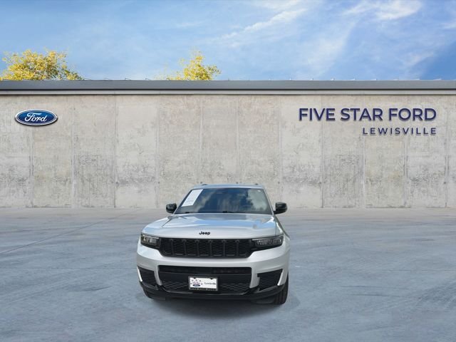 Used 2023 Silver Jeep Altitude image 3