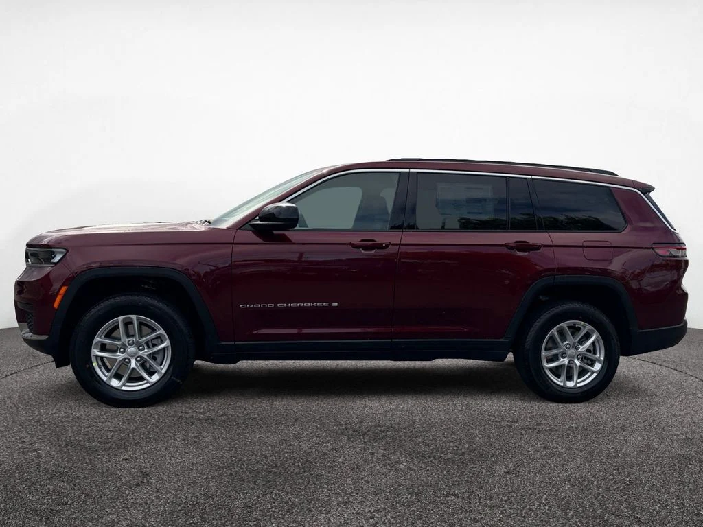 New 2026 Velvet Red Pearl-Coat Exterior Paint Jeep Laredo image 2