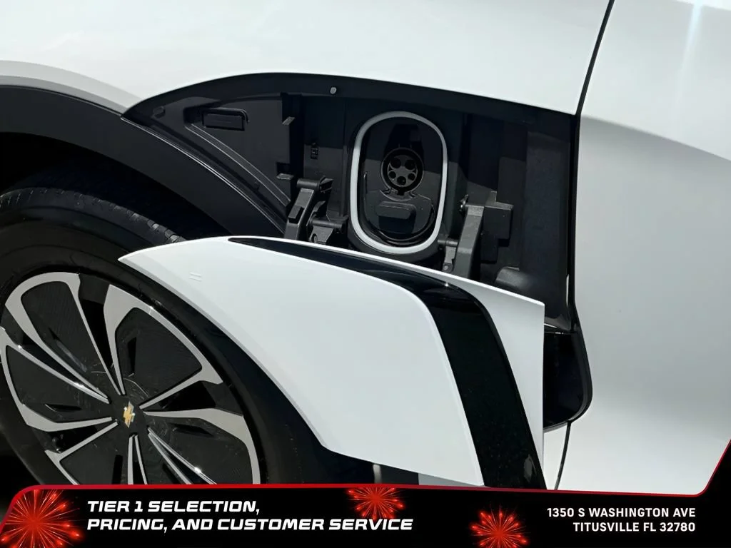 Used 2024 Summit White Chevrolet LT image 46