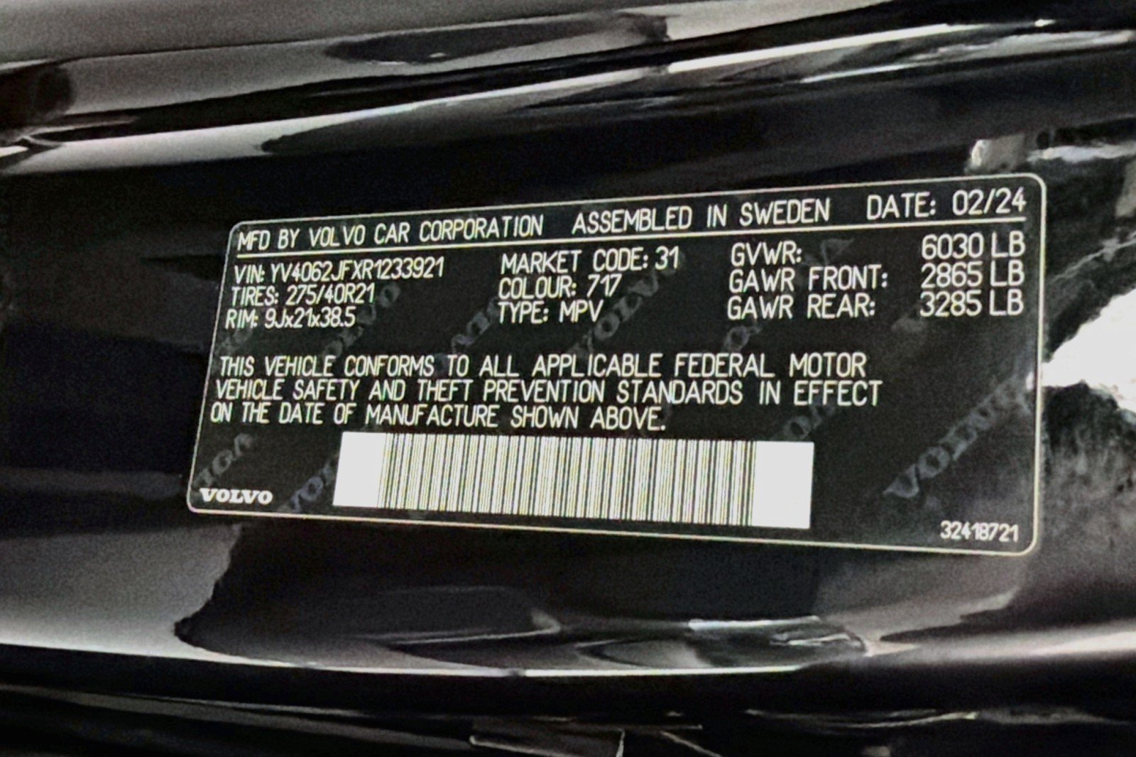 Used 2024 Onyx Black Metallic Volvo Ultimate Bright Theme image 26