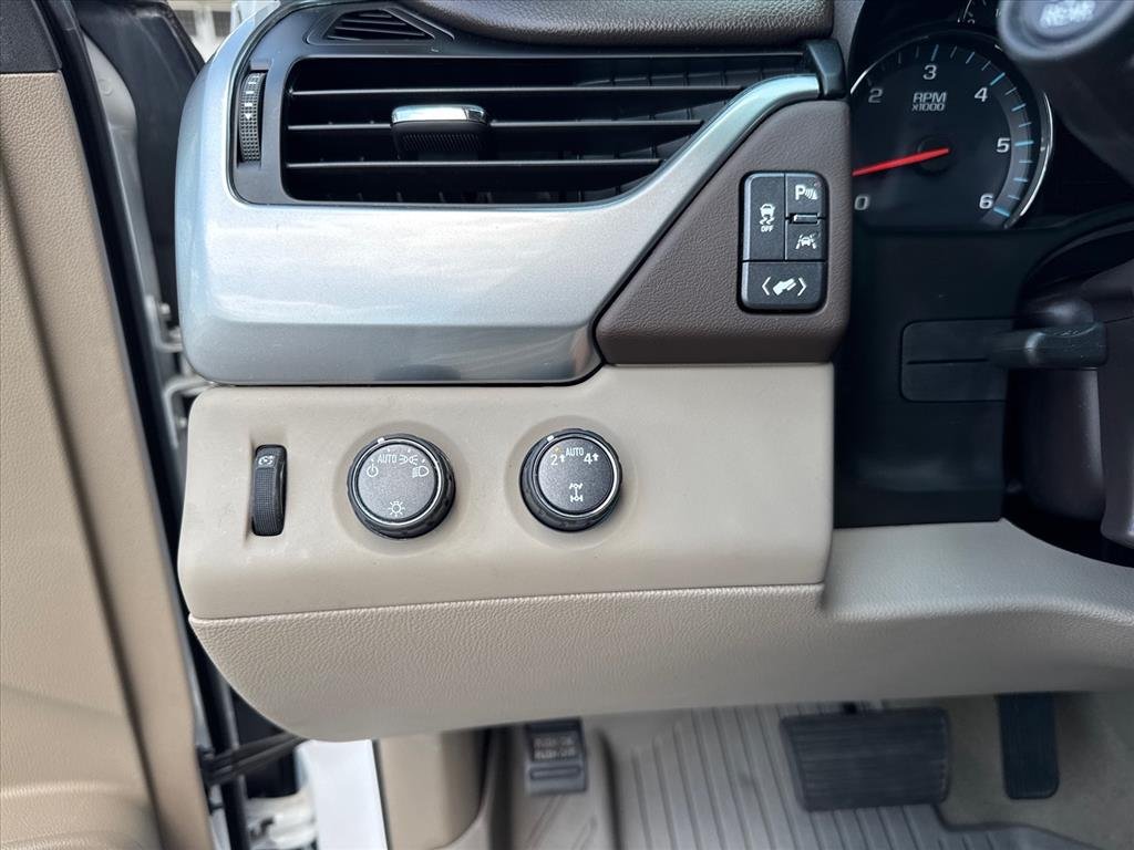Used 2019 SUMMIT WHITE Chevrolet LT image 24