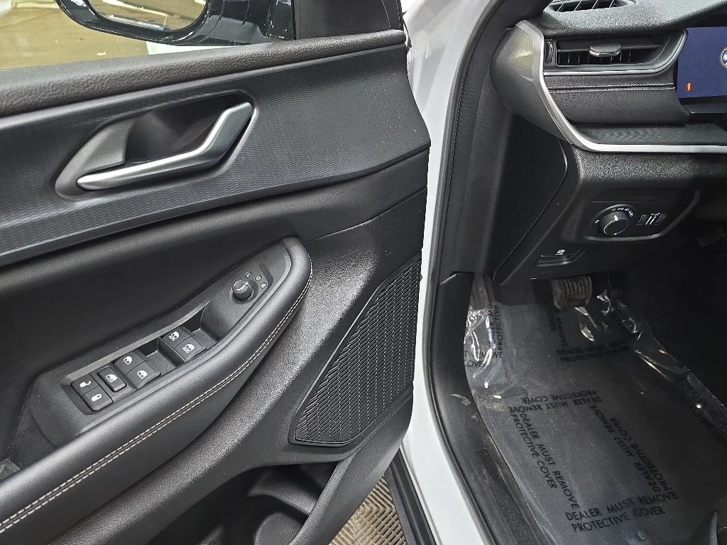 Used 2023 White Jeep Altitude image 27
