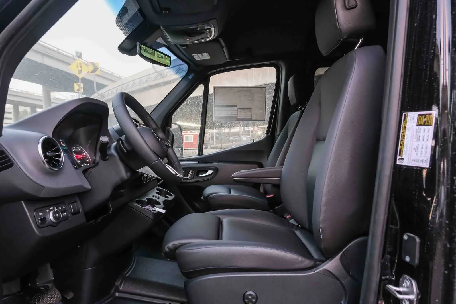 New 2026 Obsidian Black Metallic Mercedes-Benz Passenger 144WB High Roof AWD 2.0L I4 Diesel Turbo image 26