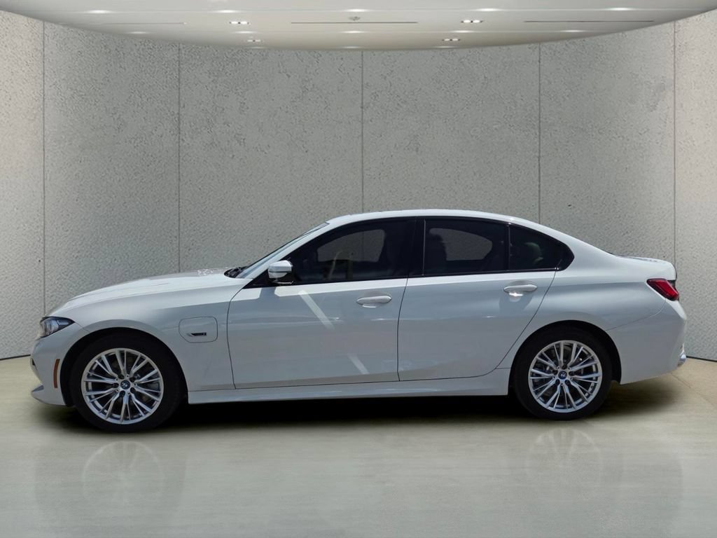 2023 BMW 3 Series 330e - Photo 9