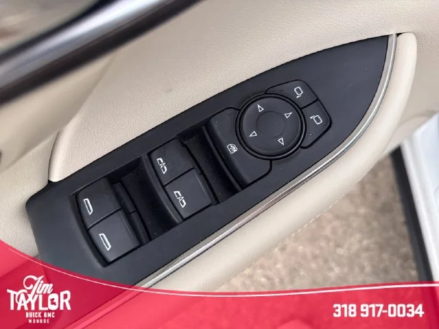 Used 2022 White Buick Avenir image 12