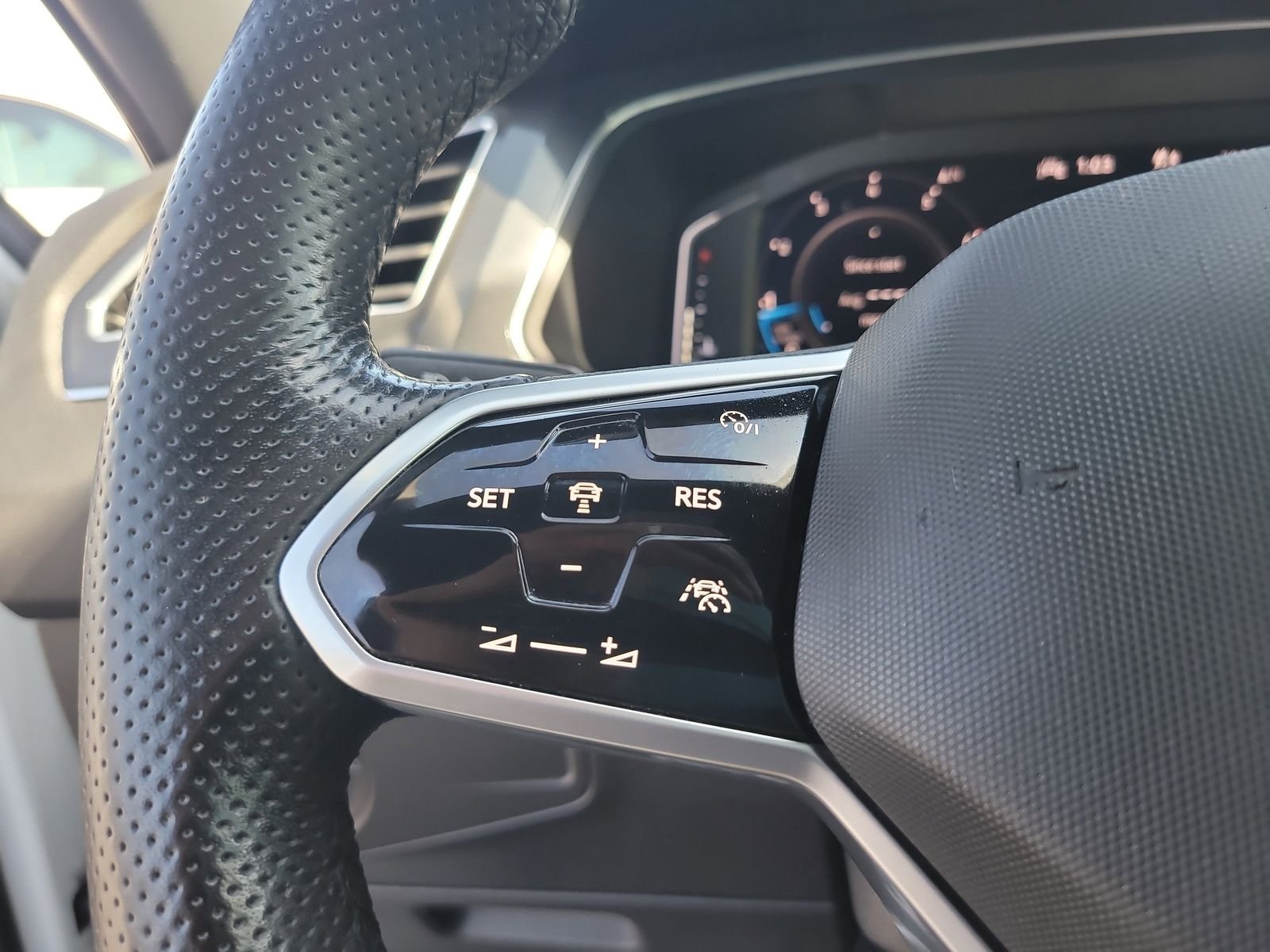 2022 Volkswagen Tiguan SEL R-LINE - Photo 31