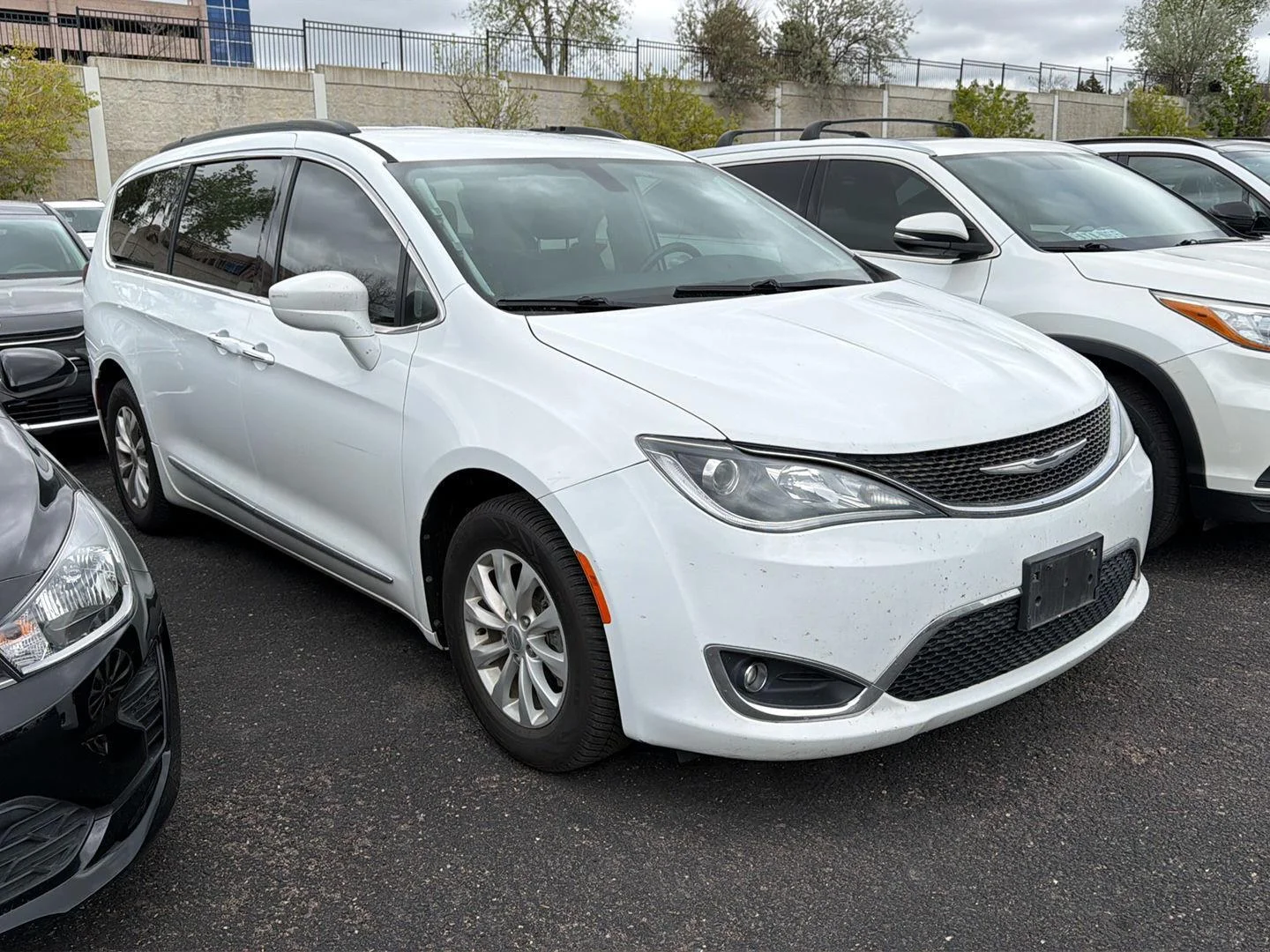 2017 Chrysler Pacifica Touring-L's photo