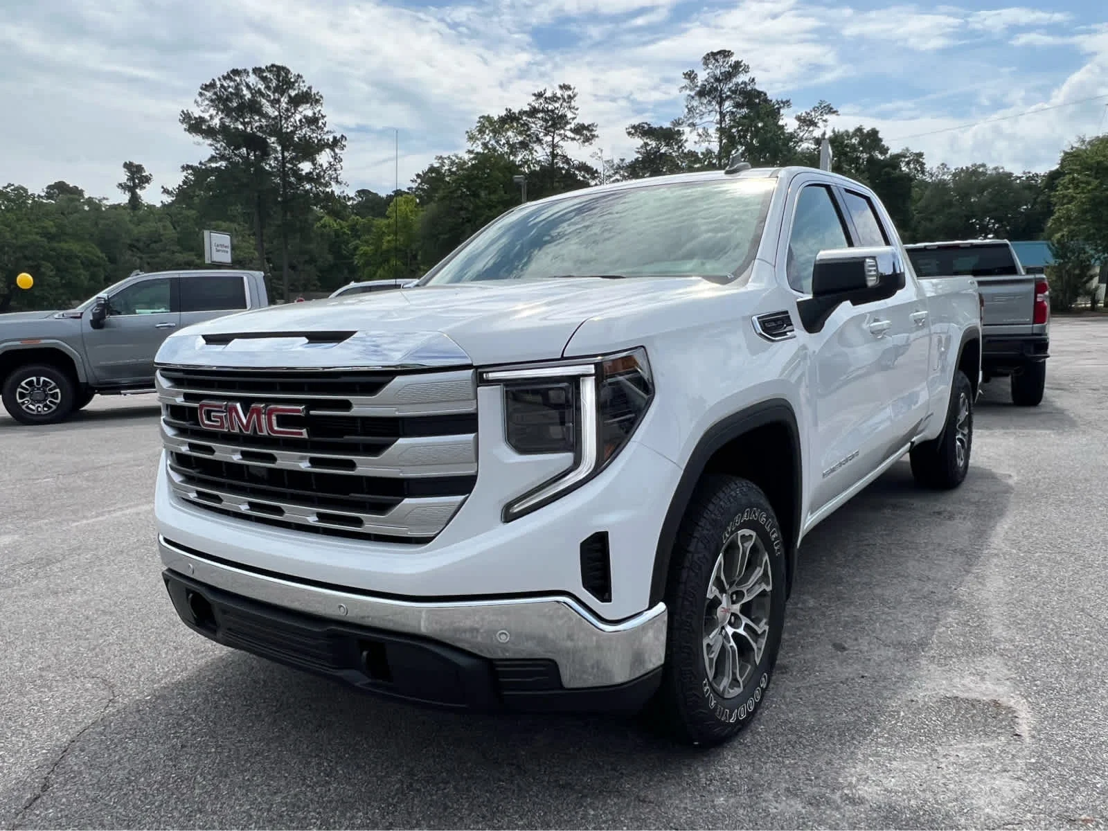 New 2026 Summit White GMC SLE image 1