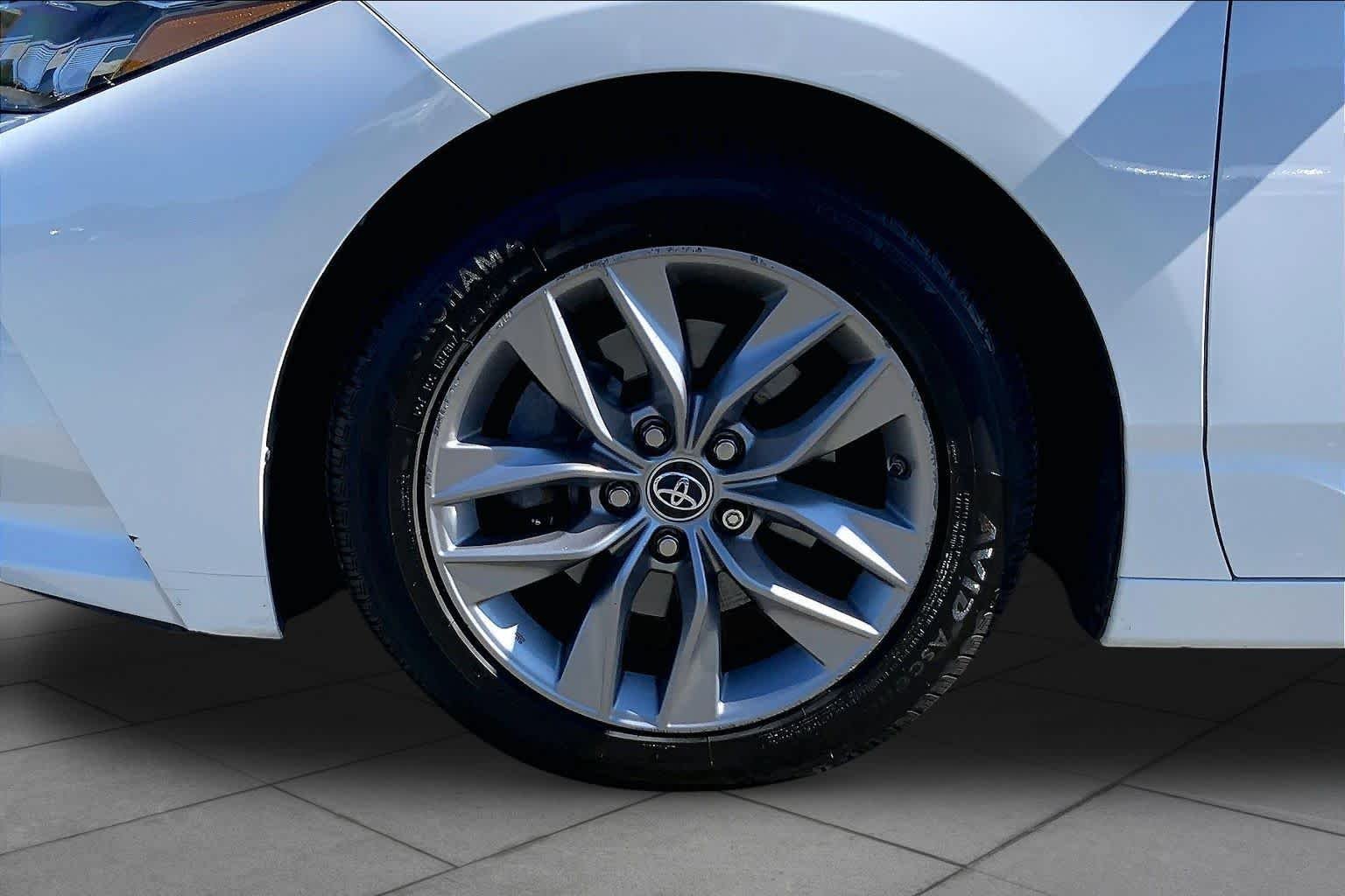 Used 2019 Wind Chill Pearl Toyota XLE image 11