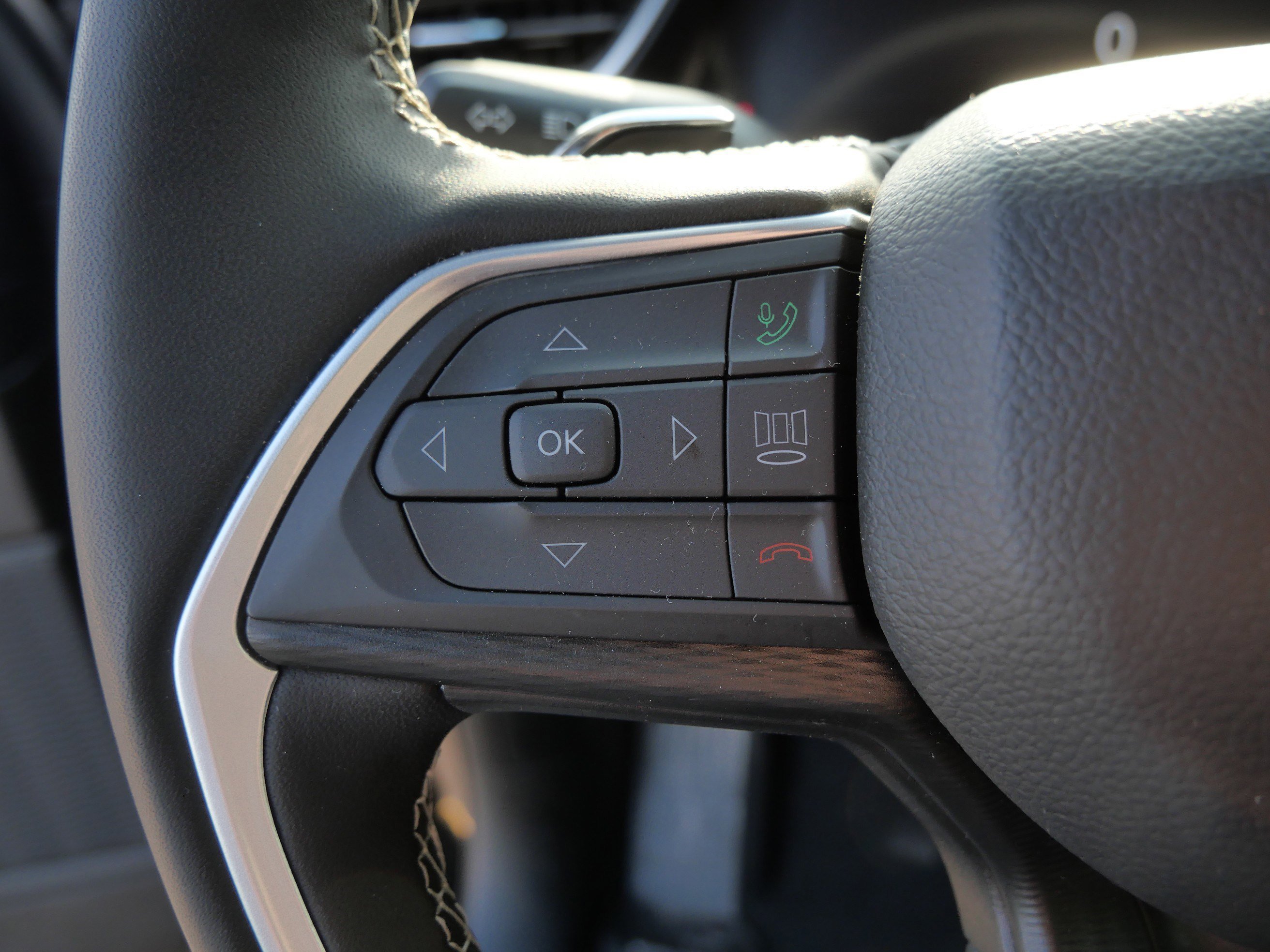 Used 2025 Diamond Black Crystal Pearlcoat Jeep Altitude image 27
