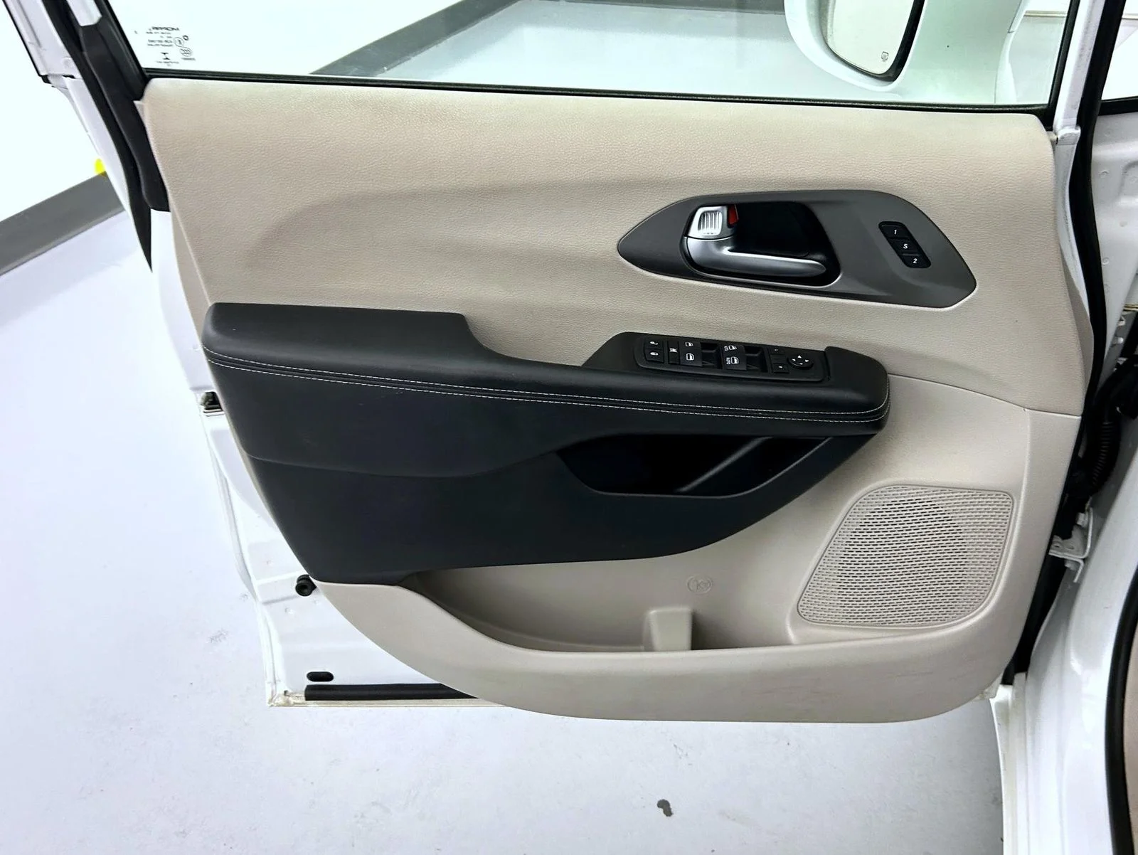 Used 2022 White Chrysler Touring L image 9