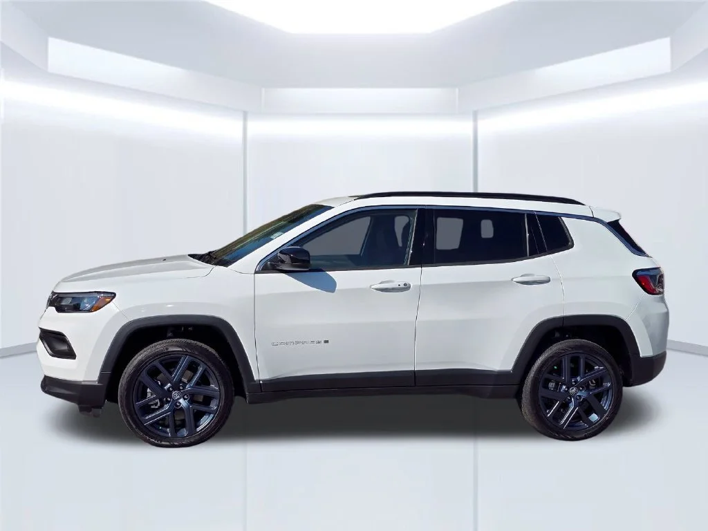 New 2026 White Jeep Latitude image 17