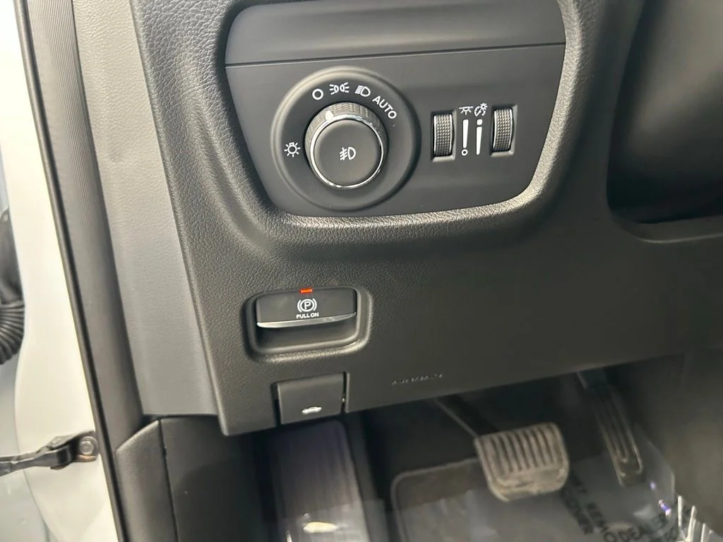 Used 2025 White Jeep Overland image 47