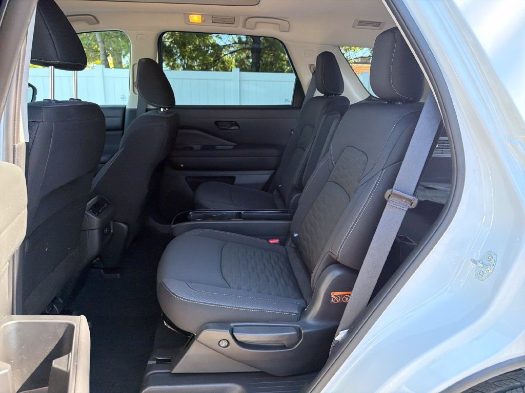 Used 2025 White Nissan SV image 28