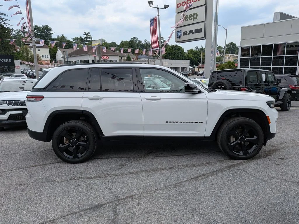 Used 2023 White Jeep Altitude X image 5