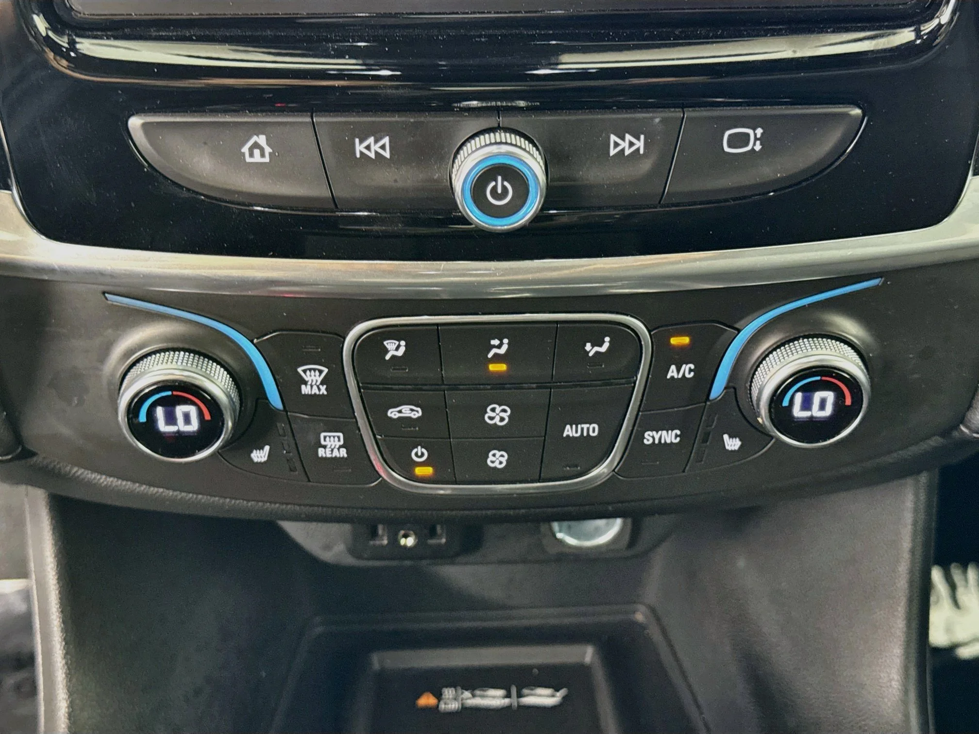 Used 2022 SILVER ICE METALLIC Chevrolet LT Cloth image 18