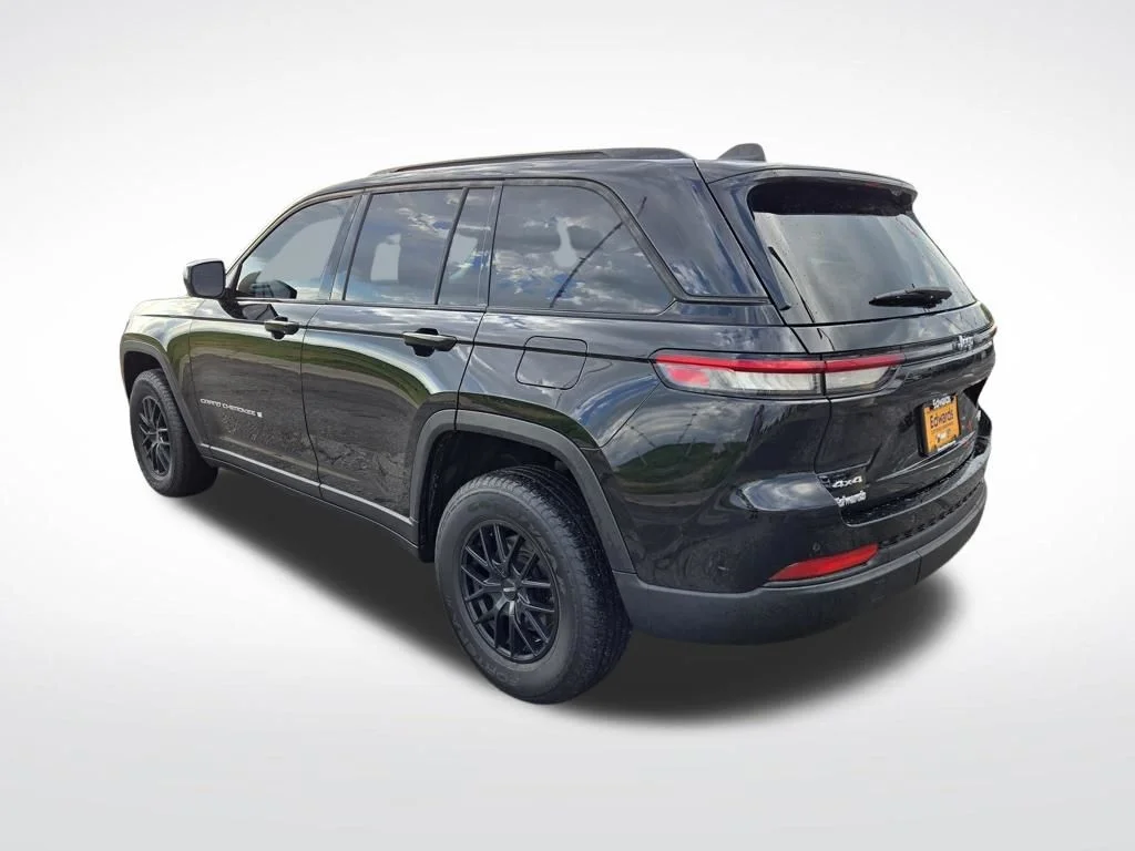 Used 2023 Black Jeep Laredo image 5