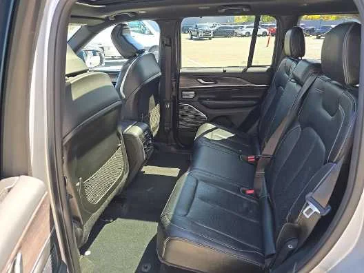 Used 2022 Silver Zynith Jeep Overland image 9