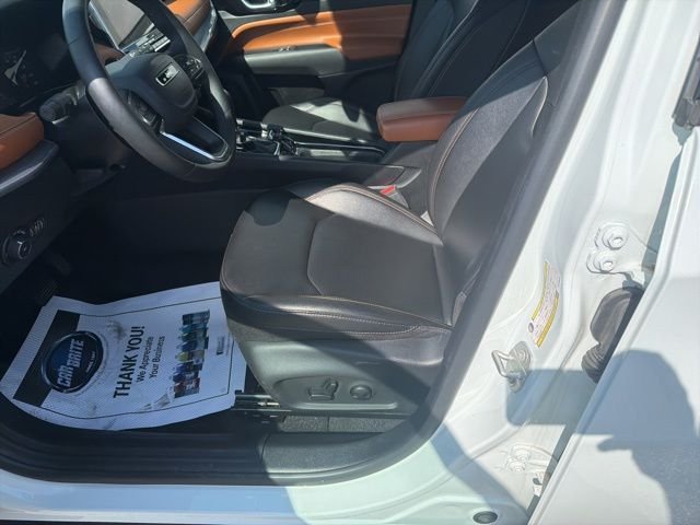 Used 2024 White/off-white Jeep Limited image 10