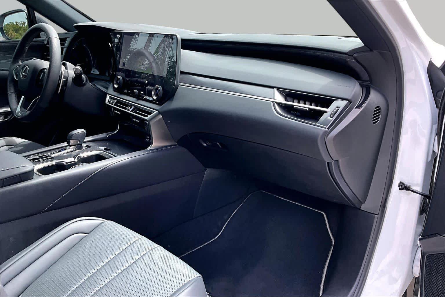 Used 2024 Ultra White Lexus F SPORT Handling image 19