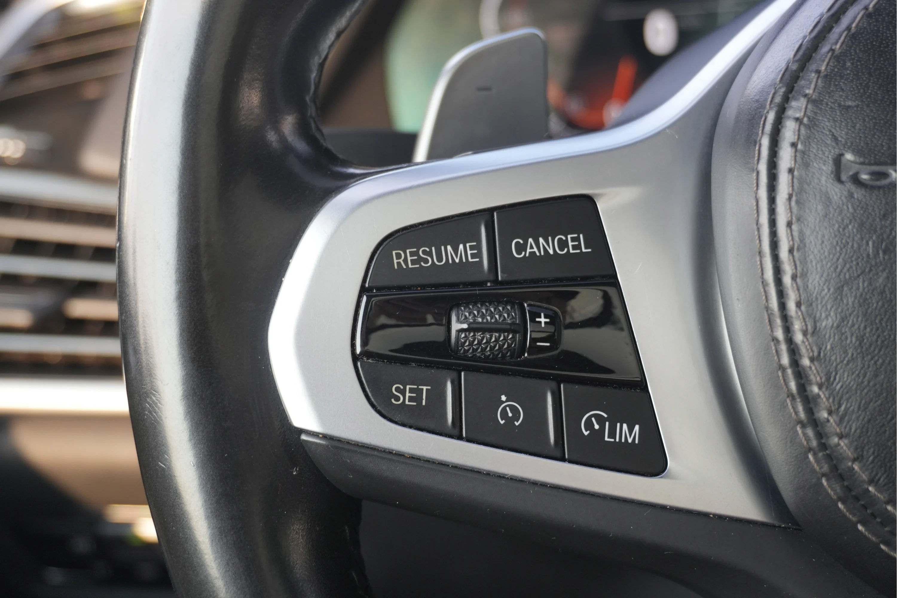 Used 2022 Mineral White Metallic BMW xDrive40i image 25