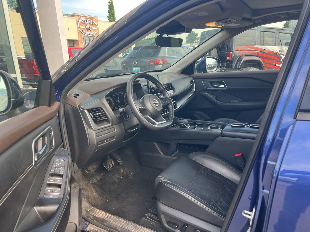 Used 2023 Caspian Blue Metallic Nissan Platinum image 3