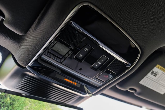 New 2027 Fuji White Land Rover Dynamic SE image 33