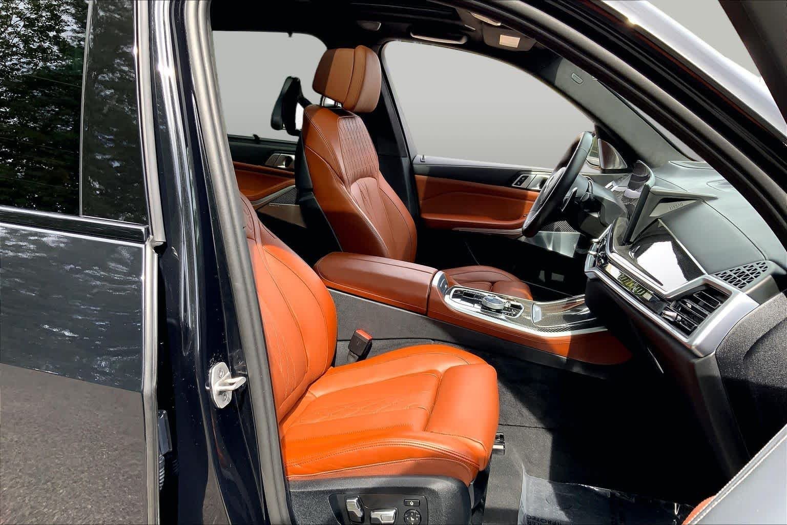 Used 2025 Black Sapphire Metallic BMW M60i image 8