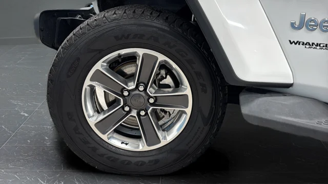 Used 2022 Bright White Clearcoat Jeep Unlimited Sahara image 31