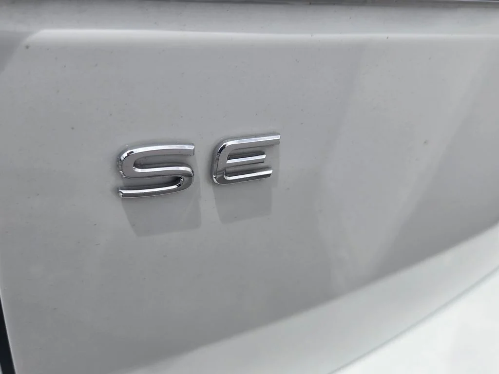 Used 2023 White Volkswagen 2.0T SE w/Technology image 12