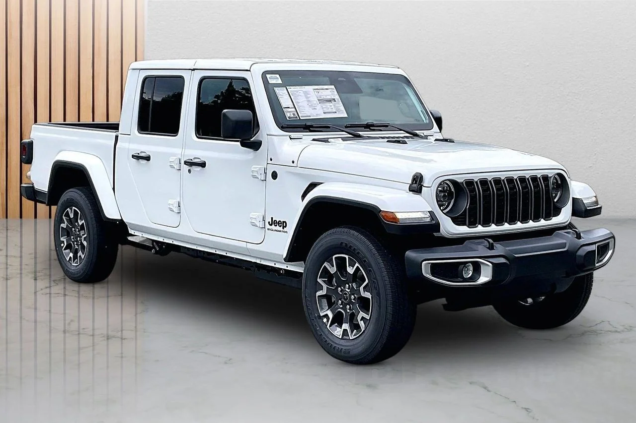 New 2026 Bright White Clear-Coat Exterior Paint Jeep Sahara image 2