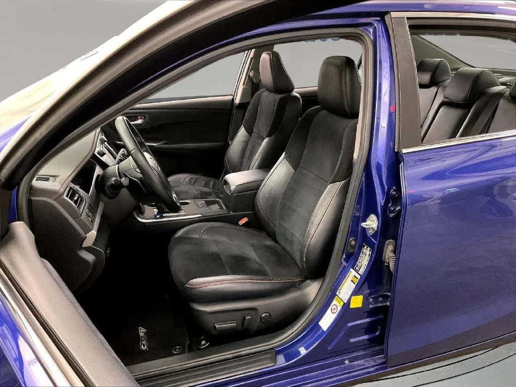 Used 2016 Blue Toyota XSE V6 image 29