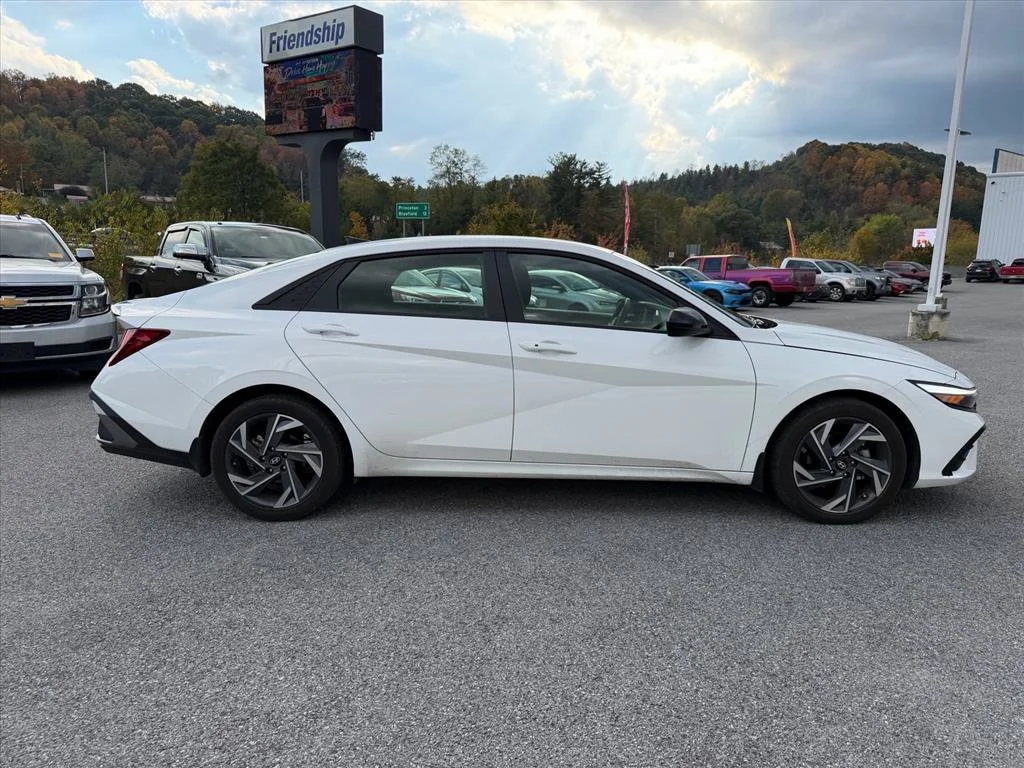Used 2025 White Hyundai SEL Sport image 13