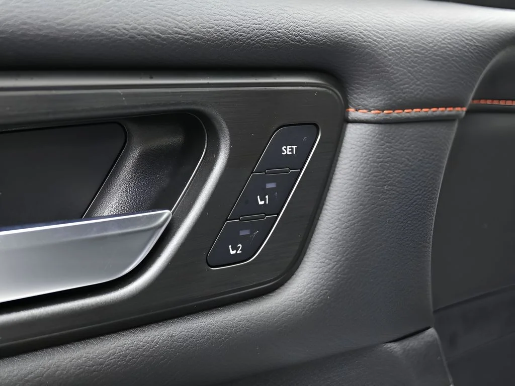 New 2025 2t Wht Blk Nissan PRO-4X® image 19