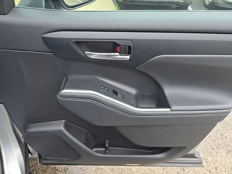 Used 2021 Silver Toyota XLE image 37