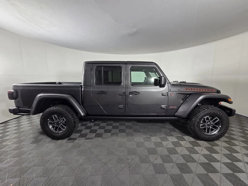 New 2026 Granite Crystal Metallic Clear-Coat Exterior Paint Jeep Mojave X image 4