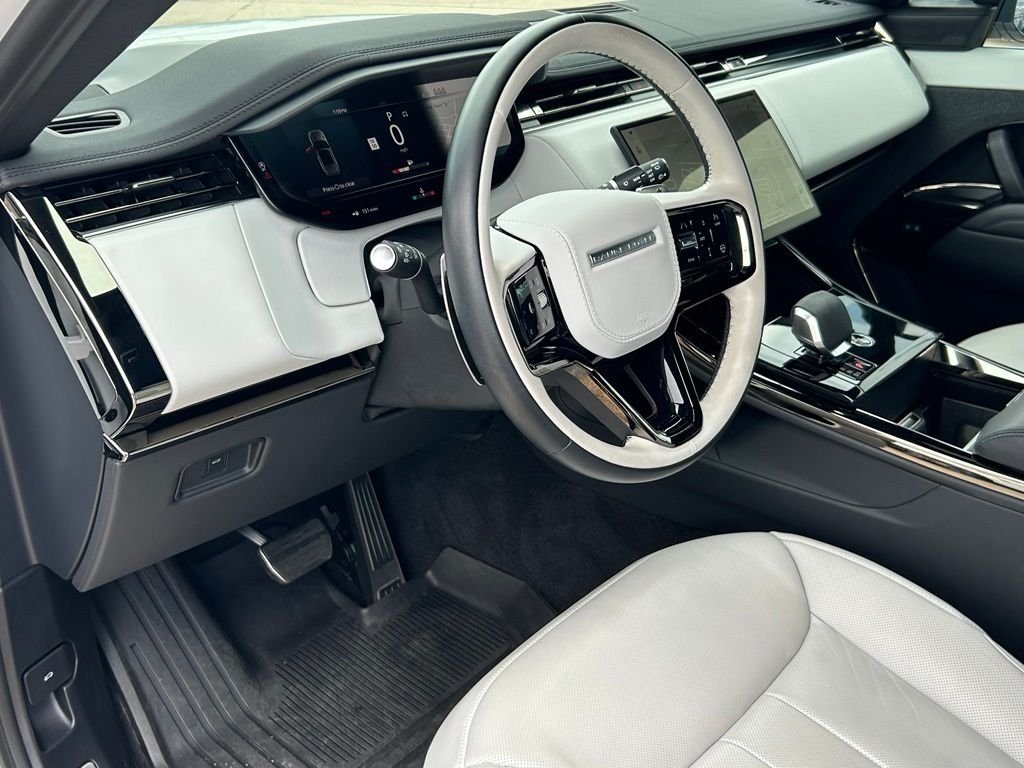 Used 2024 White Land Rover Dynamic SE image 17
