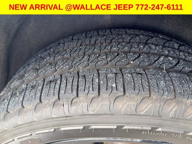 Used 2020 Silver Jeep Altitude image 6